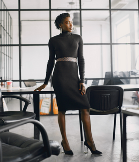 Female boss_at desk